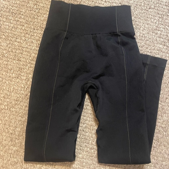 Gymshark black leggings size small in excellent condition - Picture 2 of 2